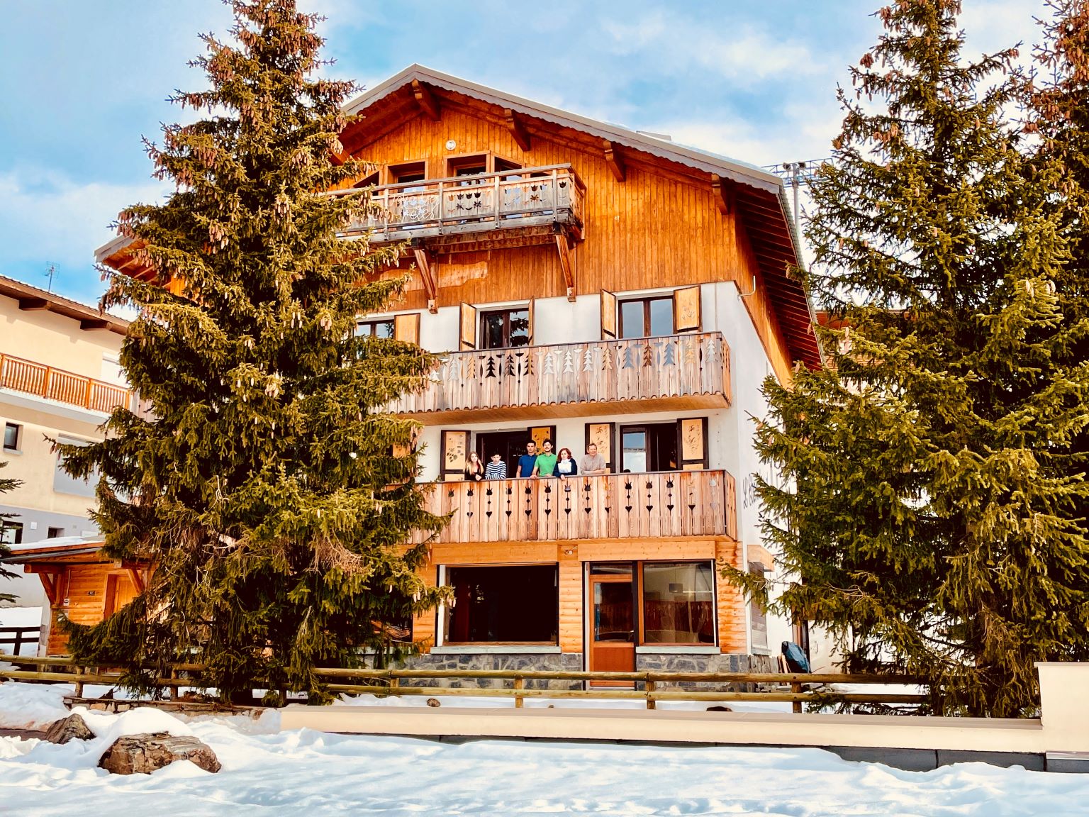 View of the Chalet with the Taveau family from the 1st floor balcony of the Alpe flat in l'Alpe d'Huez - in the heart of the resort and close to the telecentre lift