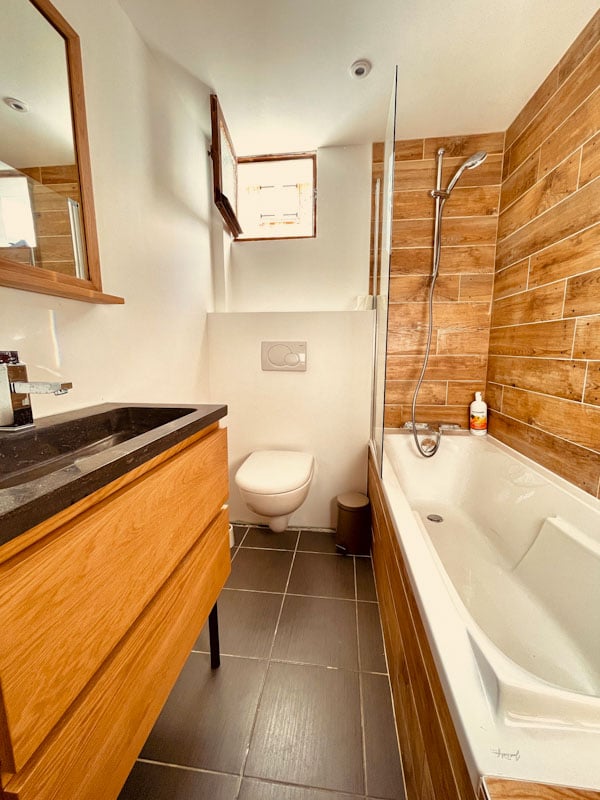 De gloednieuwe badkamer in slaapkamer 4 van de gezellige Alpe flat in l'Alpe d'Huez, in het hart van het resort.