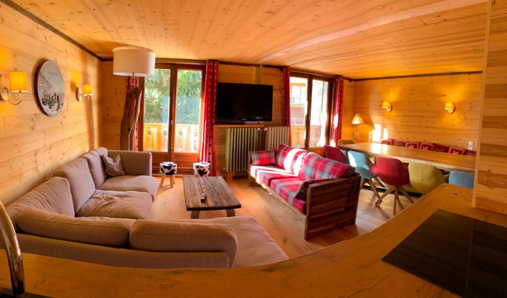 Красивая гостиная, пропитанная солнечным светом, благодаря своей экспозиции подлинная атмосфера горного леса, с уютной гостиной, очень красивым деревянным столом, приветствующим 12 гостей, и кухней, открытой для гостиной l'appartement Alpe à l'alpe d'Huez, у подножия склонов и в самом сердце курорта