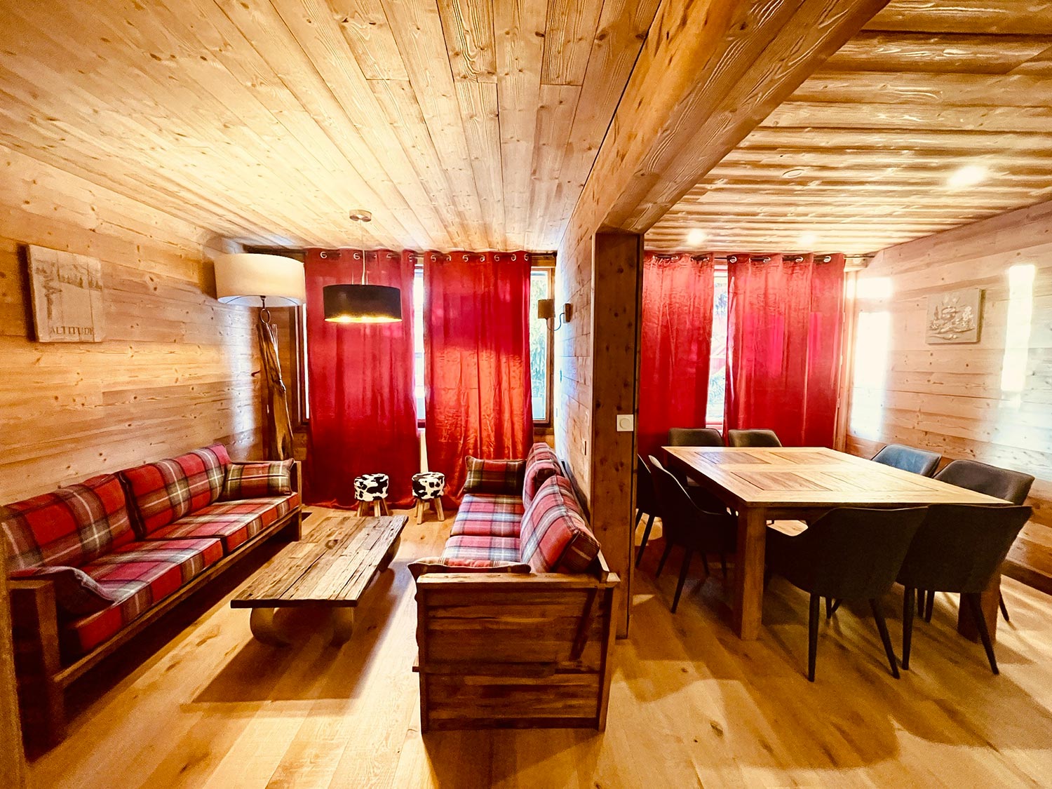 Salon et salle à manger très lumineux, ambiance authentique de l'appartement Huez à l'Alpe d'Huez 1850 M emplacement idéal