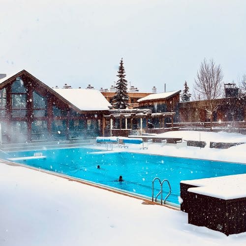 La piscine extérieur chauffée à 2 minutes du chalet Alpe à l'Alpe d'Huez