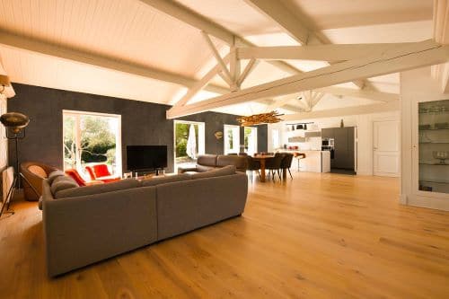 Prächtiges Wohnzimmer mit großem Schiebeerker in der Galandage Grande de la Villa Mer in Sainte Marie de Ré auf l'Île de Ré