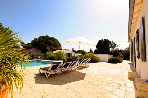 Großer Swimmingpool mit Südausrichtung und Liegestühlen von der Villa Mer au Grenette in Sainte Marie de Ré auf l'Ïle de Ré nahe dem Strand, wo l'on das Meer hört