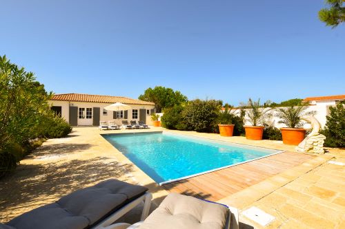 Die Villa Mer in Sainte Marie de Ré auf l'île de Ré bietet Ihnen eine große sonnige Holzterrasse mit einem großen beheizten Swimmingpool