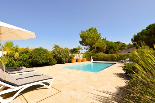 Herrliches Schwimmbad und Liegestühle der Villa Mer au Grenette in Sainte Marie de Ré auf l'Ïle de Ré in Strandnähe