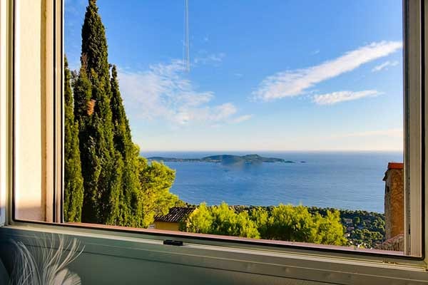 Vista mare dalla camera 2 con un letto 160 della villa con una vista mare a 180° sulla collina la Californie a Carqueiranne