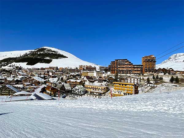 Magnificent sunny resort of l'alpe d'huez 1850