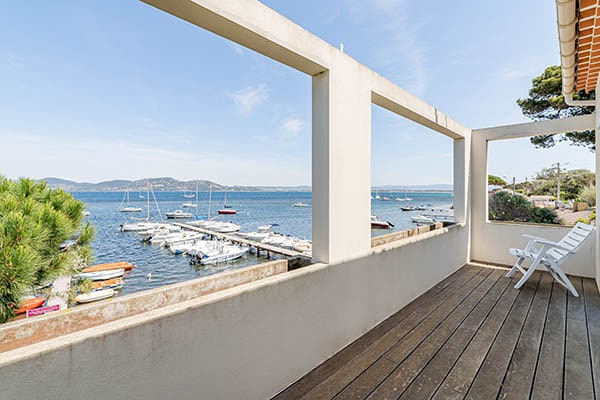 Balcón en los dormitorios 1 y 2 de la villa junto al mar con una cama con vistas a la península de Giens