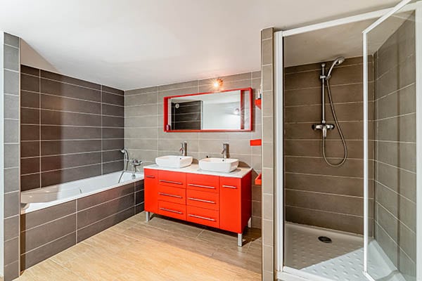 bathroom in bedrooms 5 and 6 1 of the seaside villa with a bed overlooking the Giens peninsula