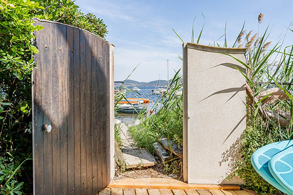 puerta con vistas al mar desde la villa costera con una cama con vistas al mar en la península de Giens