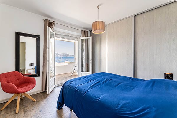 habitación 2 de la villa costera con una cama con vistas al mar en la península de Giens