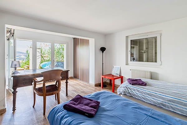 habitación 4 de la villa costera con cama con vistas a la península de Giens