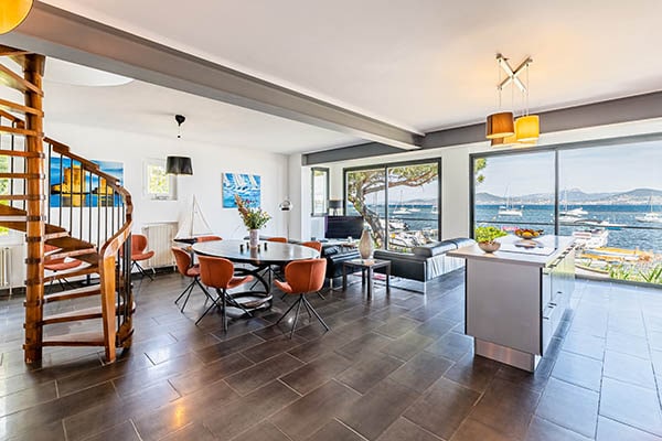 Woonkamer van de villa aan zee met een grote erker met uitzicht op zee
