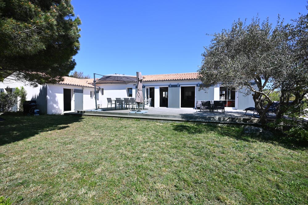 Vue du jardin de la Villa Mer à Sainte-Marie de Ré avec piscine - salon - jardin extérieur - jardin clos