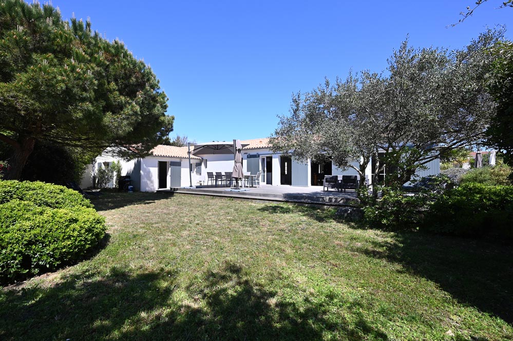 Vue du jardin de la Villa Mer à Sainte-Marie de Ré avec piscine - salon - jardin extérieur - jardin clos