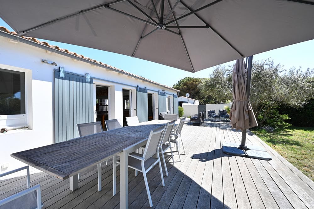 Vue du jardin de la Villa Mer à Sainte-Marie de Ré avec piscine - salon - jardin extérieur - jardin clos