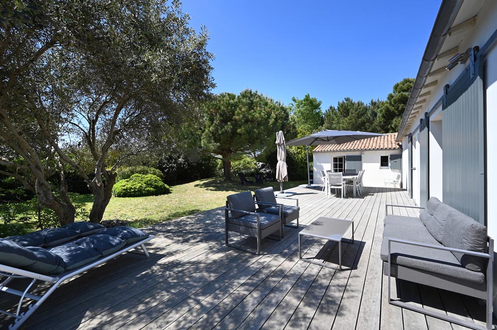 Vue du jardin de la Villa Mer à Sainte-Marie de Ré avec piscine - salon - jardin extérieur - jardin clos