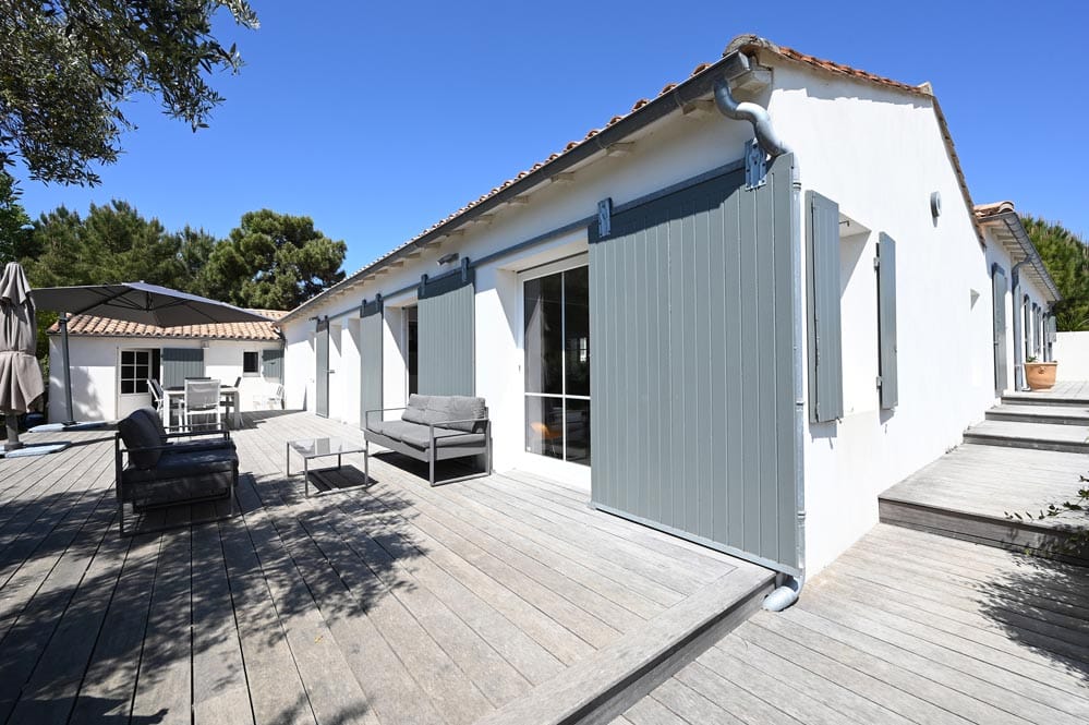 View of the garden of the Villa Mer in Sainte-Marie de Ré with swimming pool - lounge - outside garden - enclosed garden