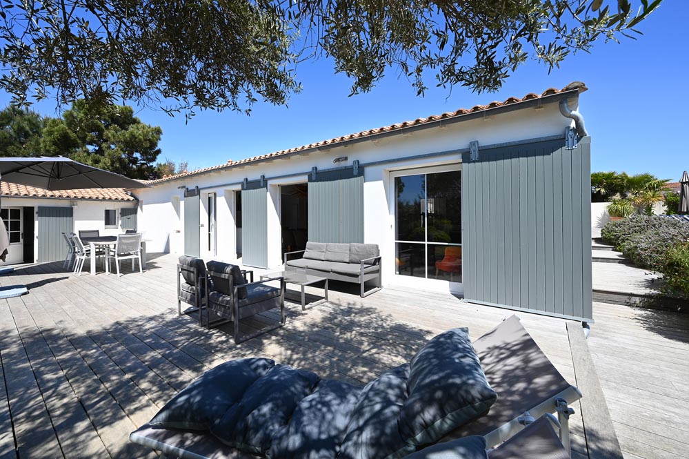 Vue du jardin de la Villa Mer à Sainte-Marie de Ré avec piscine - salon - jardin extérieur - jardin clos