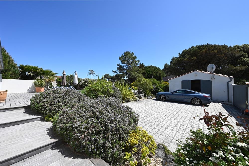 Blick vom Parkplatz der Villa Mer in Sainte-Marie de Ré mit Pool - eingezäunter Garten