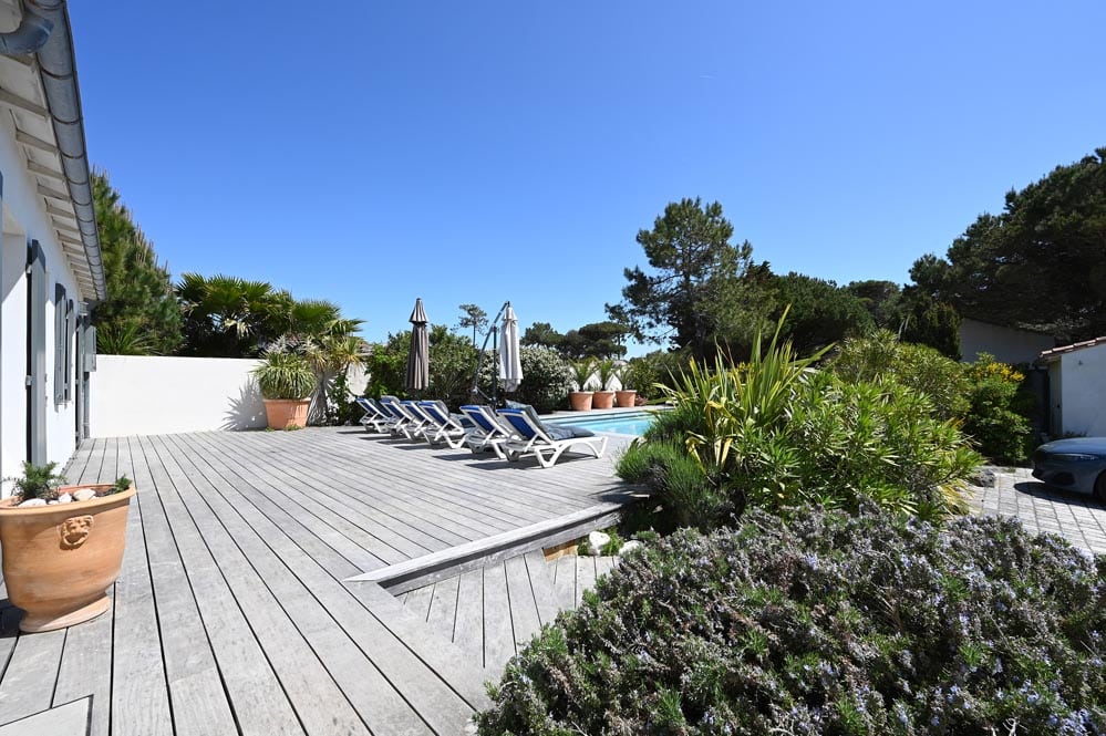 Blick auf die Villa Mer in Sainte-Marie de Ré mit Pool - eingezäunter Garten