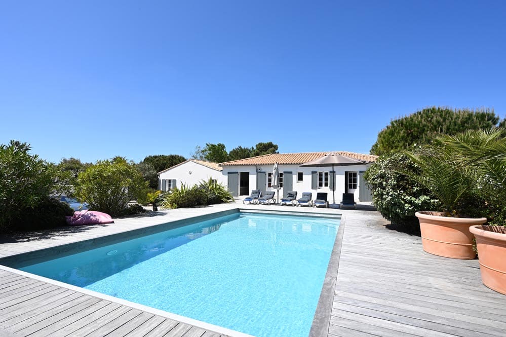 View of the Villa Mer in Sainte-Marie de Ré with swimming pool - enclosed garden