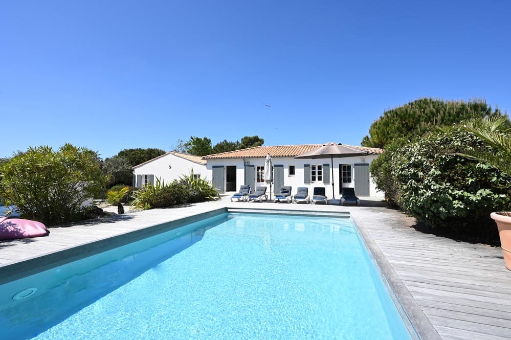 Vue de la Villa Mer à Sainte-Marie de Ré avec piscine - jardin clos