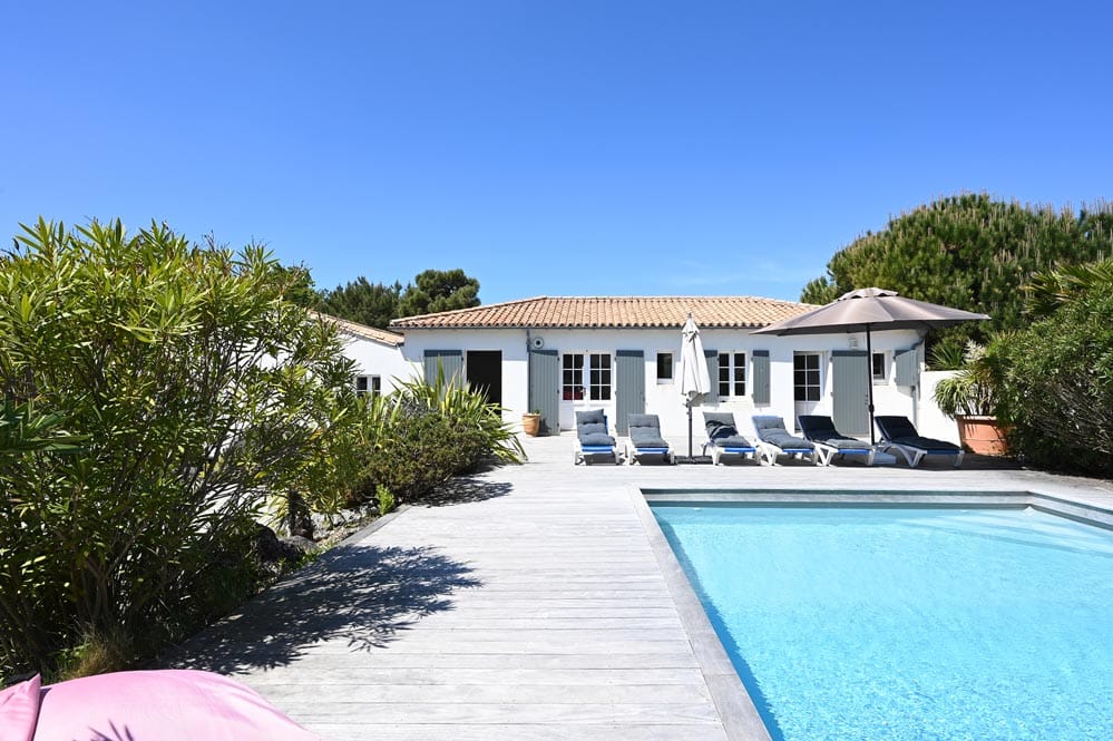 Blick auf die Villa Mer in Sainte-Marie de Ré mit Pool - eingezäunter Garten