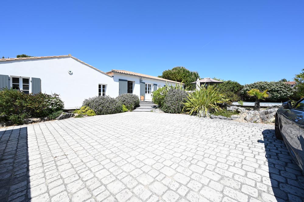 Blick vom Parkplatz der Villa Mer in Sainte-Marie de Ré mit Pool - Wohnzimmer - Garten im Freien - umzäunter Garten