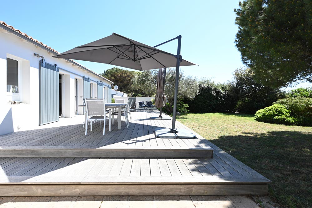 Vue du jardin de la Villa Mer à Sainte-Marie de Ré avec piscine - salon - jardin extérieur - jardin clos