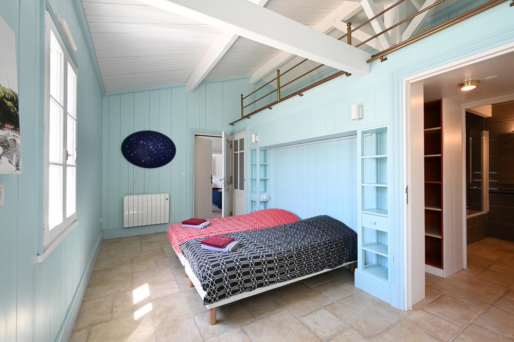 Zicht op suite 2 in de Villa Mer in Sainte-Marie de Ré met kleedkamer, doucheruimte en toilet
