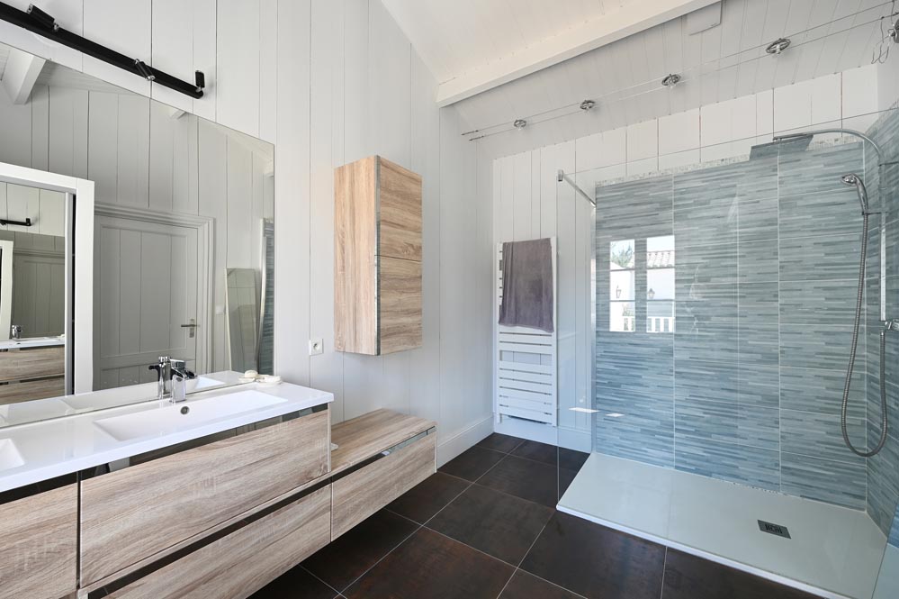 Zicht op suite 3 van de Villa Mer in Sainte-Marie de Ré met kleedkamer, badkamer en toilet