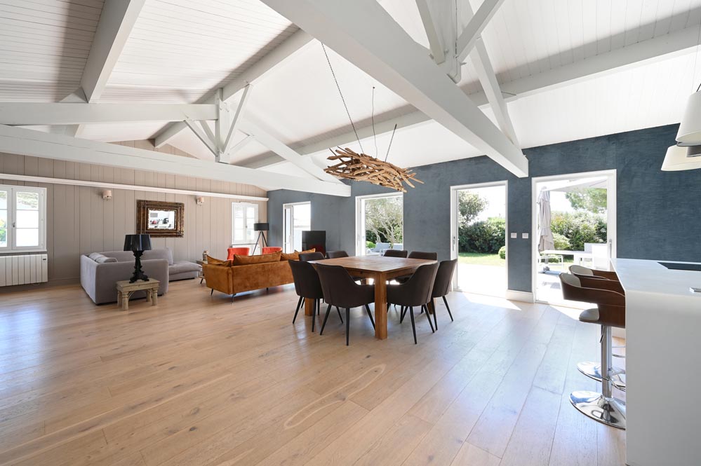 View of the living room of the Villa Mer in Sainte-Marie de Ré with swimming pool - living room - outside garden - enclosed garden