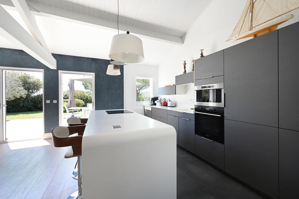 View from the kitchen of the Villa Mer in Sainte-Marie de Ré with swimming pool - living room - outside garden - enclosed garden