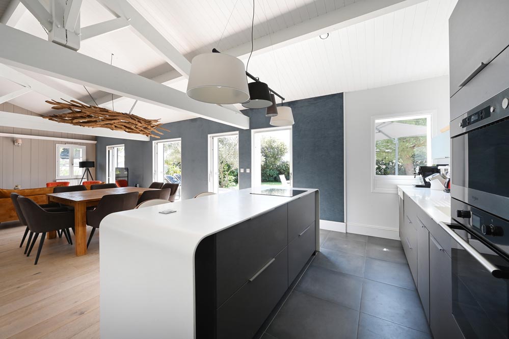 View from the kitchen of the Villa Mer in Sainte-Marie de Ré with swimming pool - living room - outside garden - enclosed garden