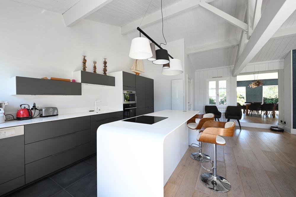 View from the kitchen of the Villa Mer in Sainte-Marie de Ré with swimming pool - living room - outside garden - enclosed garden