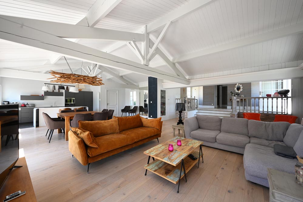 View from the living room of the Villa Mer in Sainte-Marie de Ré with swimming pool - living room - outside garden - enclosed garden