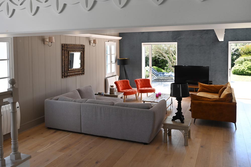 View from the living room of the Villa Mer in Sainte-Marie de Ré with swimming pool - living room - outside garden - enclosed garden