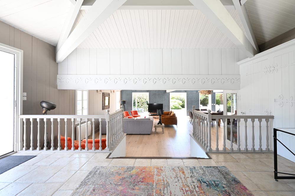 View of the entrance to the Villa Mer in Sainte-Marie de Ré with swimming pool - lounge - outside garden - enclosed garden