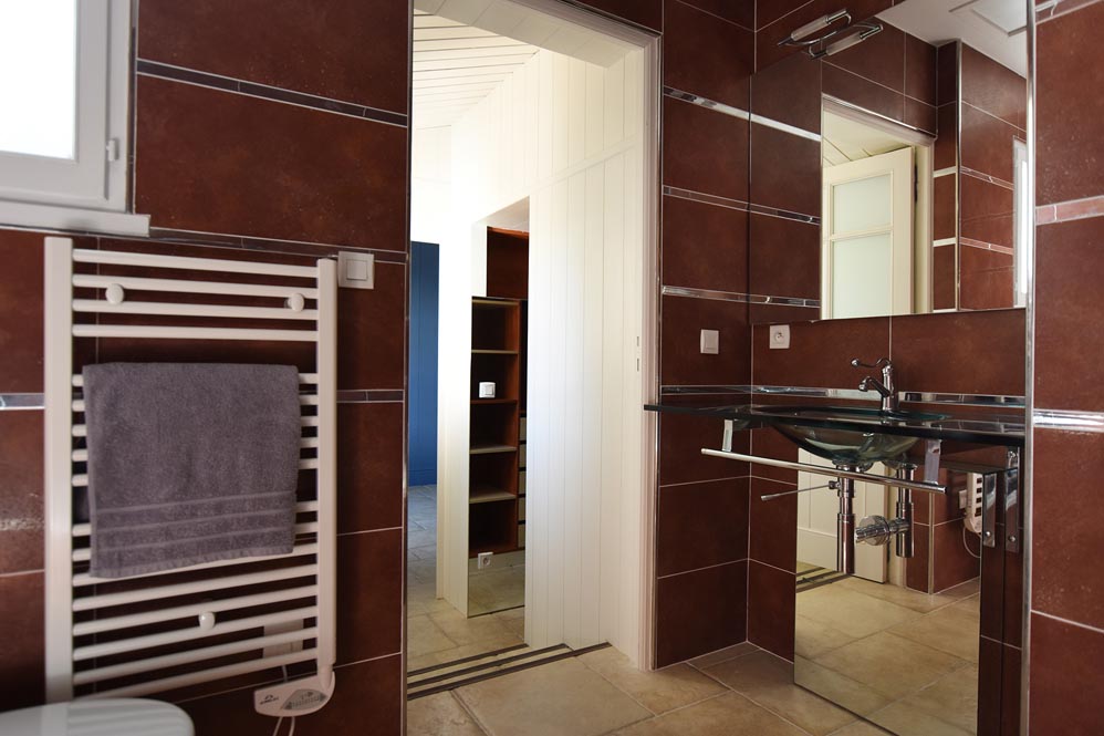 Zicht op suite 6 van de Villa Mer in Sainte-Marie de Ré met kleedkamer, doucheruimte en toilet