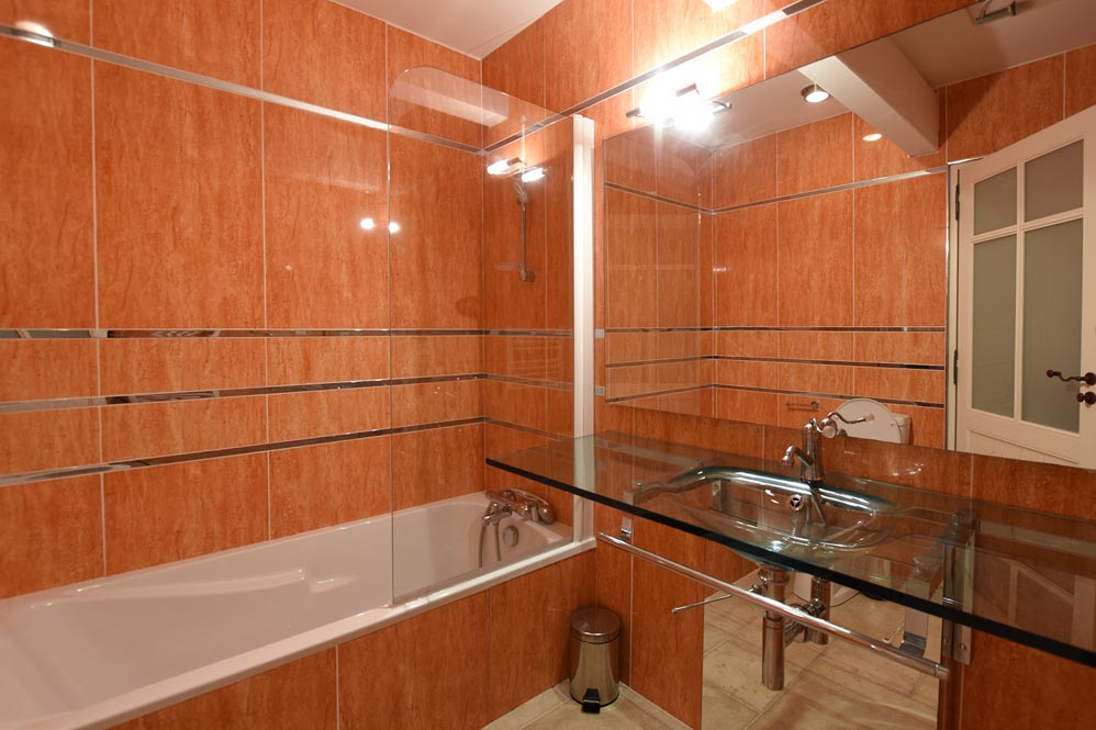 Zicht op suite 3 van de Villa Mer in Sainte-Marie de Ré met kleedkamer, doucheruimte en toilet