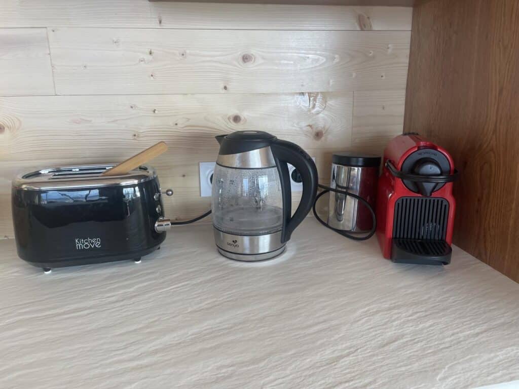 Coffee maker, kettle, toaster at the Lodge de la Presqu'île de Giens