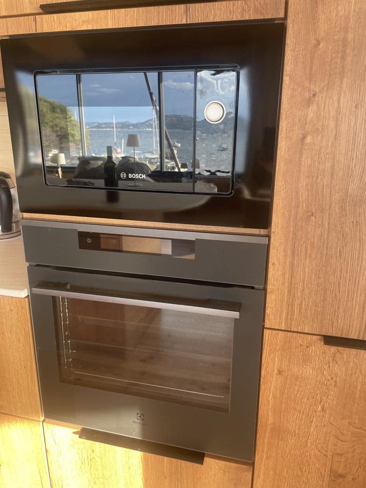 Oven and microwave oven at the Lodge de la Presqu'île de Giens