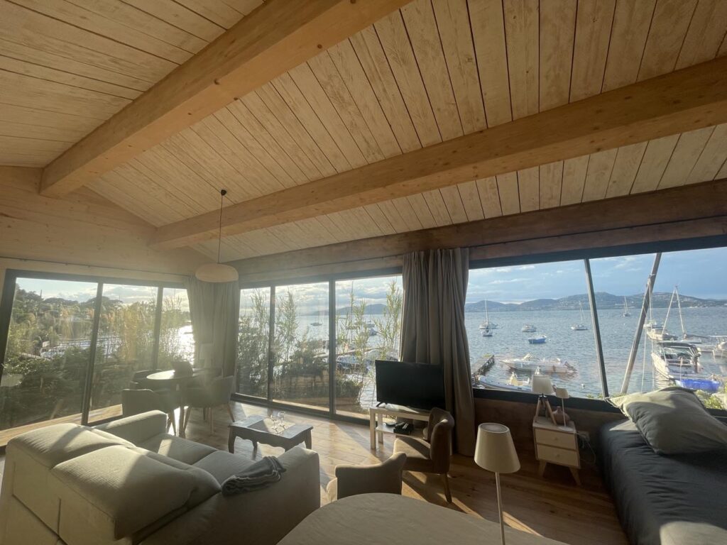 Living room at the Presqu'île de Giens seafront lodge