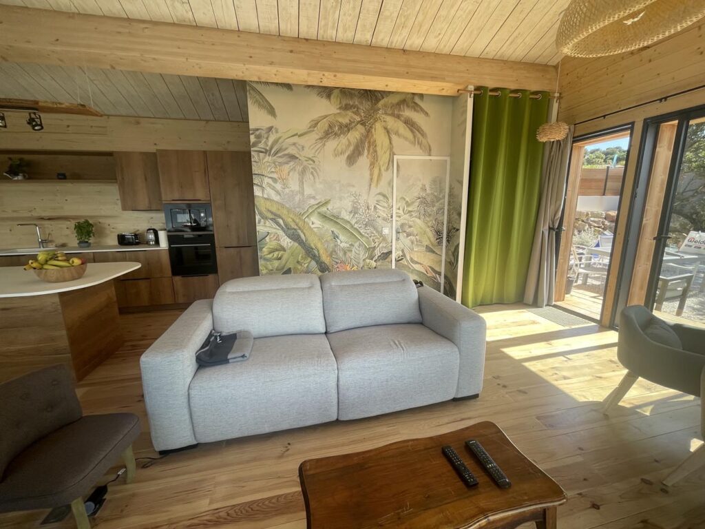 Elektrisches Sofa im Wohnraum der Lodge auf der Presqu'île de Giens direkt am Meer