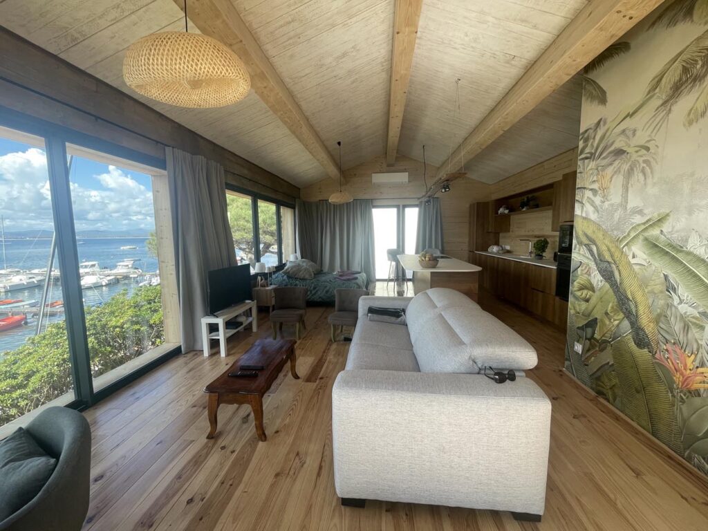 Wohnraum der Lodge auf der Presqu'île de Giens direkt am Meer