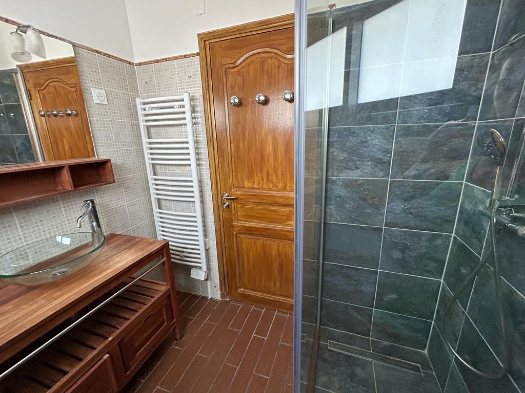 cuarto de baño con ducha y lavabo