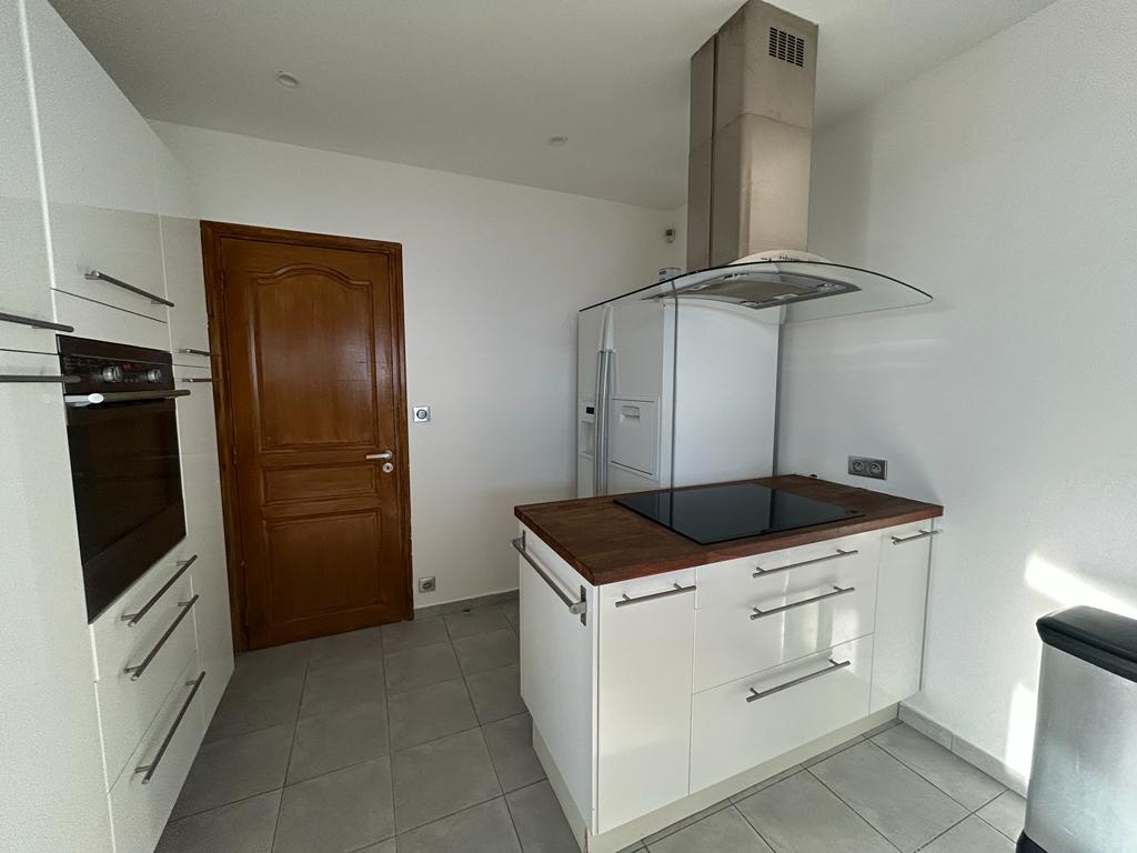 Cuisine de la villa vue mer 180° face aux iles d'ors