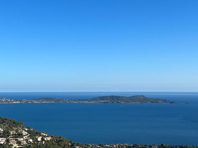 Vista de la península de Giens desde la villa con vistas al mar de 180°.