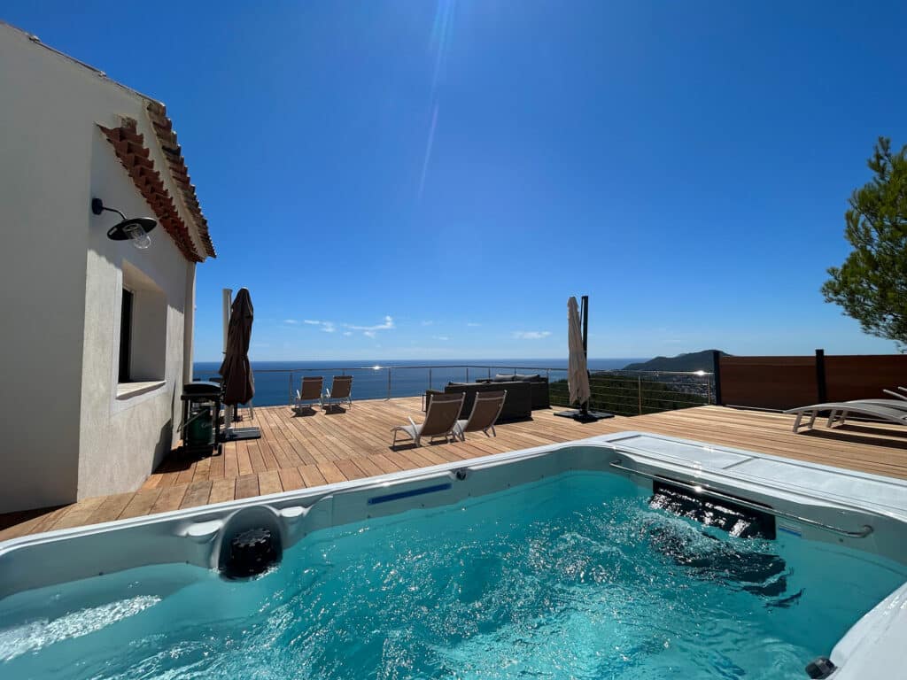 Zwembad en terras van de 180° zeezicht villa in carqueiranne met uitzicht op zee